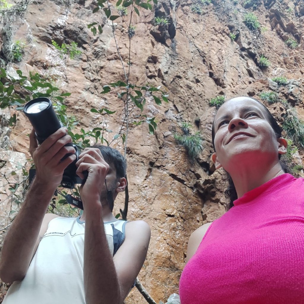 Foto de Juliano Lima e Simone Valois durante gravação.